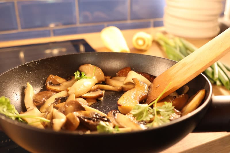 Teilnehmende im Kochkurs vegane Mittelalterküche bei Veganwolf in Freiburg