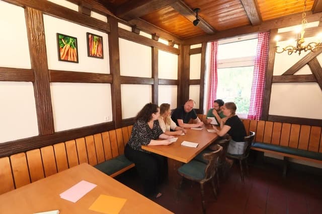 Vier Personen arbeiten am Tisch im Seminarraum von Veganwolf in Freiburg