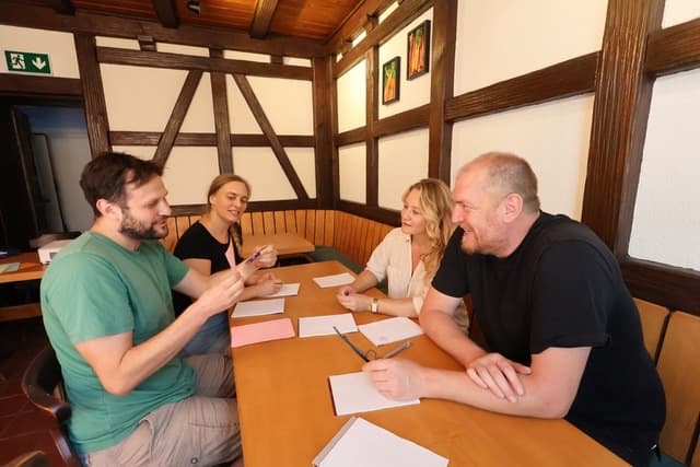 Arbeitsgruppe im Gastraum mit Fenster und Fachwerk